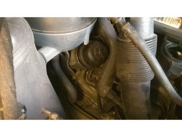 Il faut dévisser à la main le couvercle qui contient le filtre.