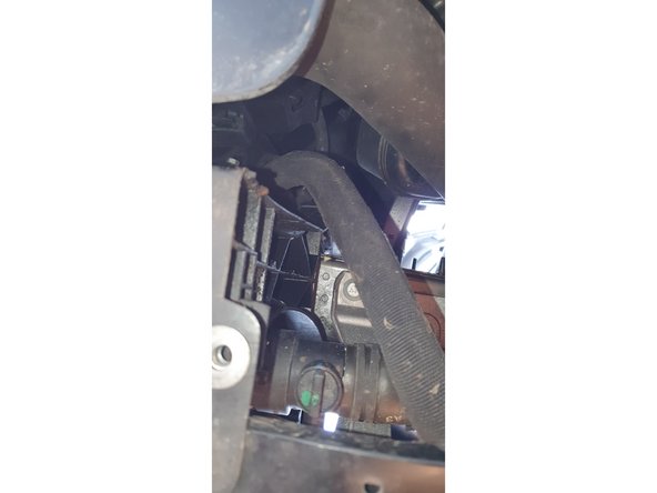 Remettre la durite inférieure ainsi que son collier de serrage.