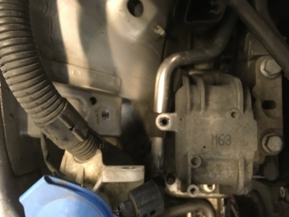 Deviser les deux vis de 16 pour retirer la patte