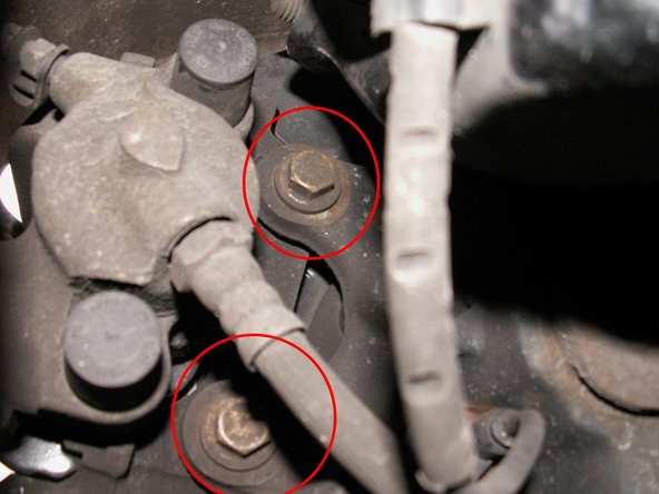 L'étrier est fixé par deux boulons six pans. La clé de 13 est nécessaire.