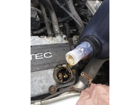 Ouvrir le bouchon de remplissage d'huile moteur situé sur la droite du bloc moteur.