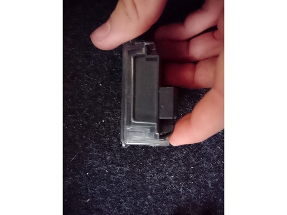 Retirer le cache transparent en soulevant la languette