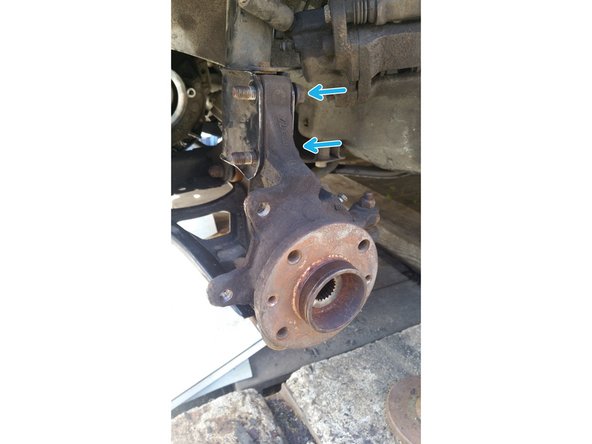 Remettre les vis de l'amortisseur inférieur dans le pivot (clé de 18)