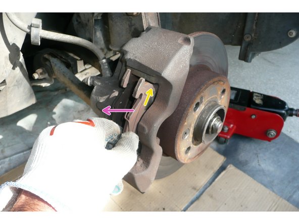 Il suffit de déplacer la plaquette vers le haut de l'étrier (jeu correspondant à la clavette retirée)