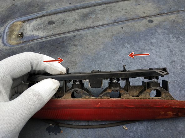 
press the 2 lugs to release the plate
