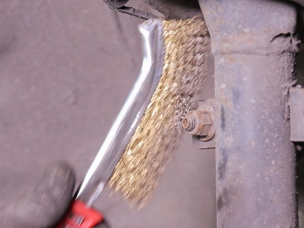 Nettoyer la vis de la biellette de barre stabilisatrice et vaporiser du dégrippant afin de faciliter le démontage