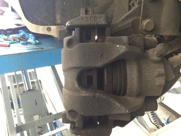 Repousser le piston à l'aide d'un tournevis plat