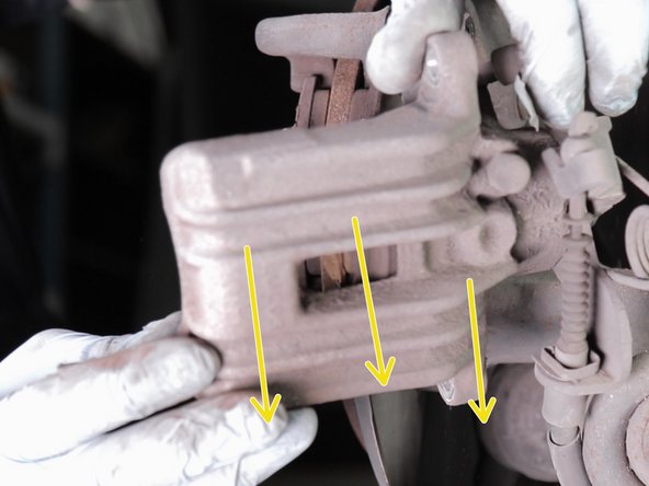 Retirer l’étrier de son emplacement (accrocher à la suspension avec un crochet ou un fil afin de ne pas abîmer le câble)