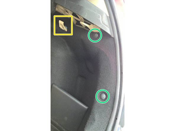 Retirer tout les éléments contenus dans la poche intérieure droite du coffre...