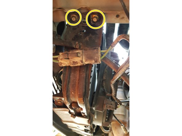 Avec la douille de 10mm retirez les 3 vis.