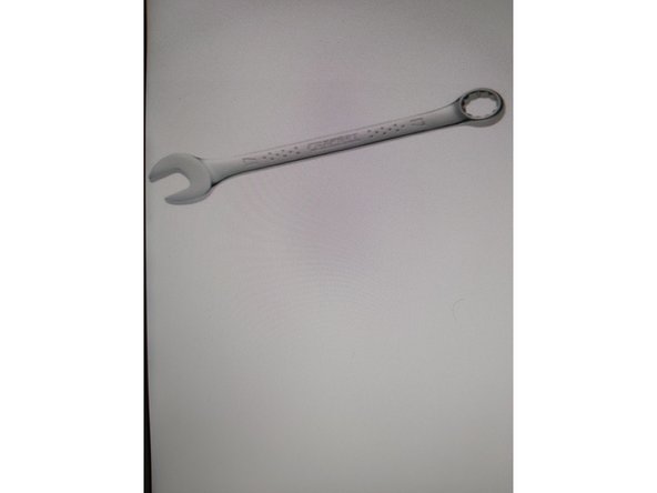 Dévissez l'attache de l'étrier de frein. Utilisez une clé mixte No.13. Utilisez une clé mixte No.15.