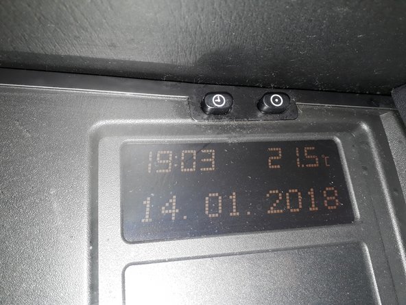 Appuyer 3 secondes sur le bouton de gauche  pour passer sur le mois ensuite l'année, l'heure et les minutes.