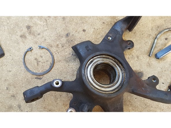 Retirez le circlip pour pouvoir procéder à l'extraction du roulement.