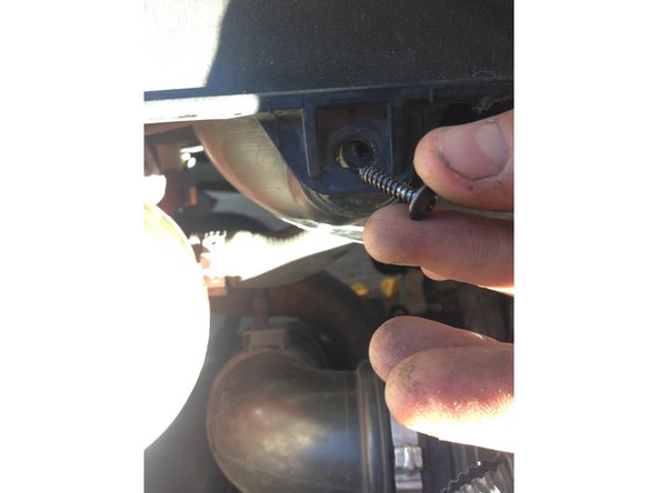 Pour cela, dévisser la vis torx en bas a gauche de la photo (entouré en bleu) et on va pouvoir libérer la durite