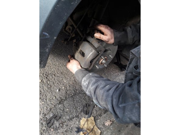 Fermer l'étrier de frein, puis revisser la ou les vis de l'étrier à l'aide du cliquet avec une douille de 13 mm