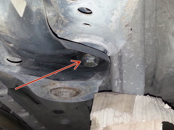 sur la partie arrière du triangle  défaire le boulon de 18 il faudra 2 clé de 18 comme sur la photo 3. une clé en haut pour maintenir l’écrou et celle du bas pour desserrer