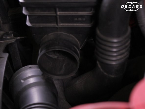 Retirer le manchon d'entrée d'air de la boite à air