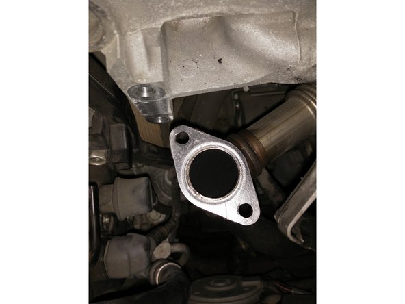 Sortir la vanne du moteur en faisant attention au joint d'étanchéité si vous ne remplacez pas celui-ci