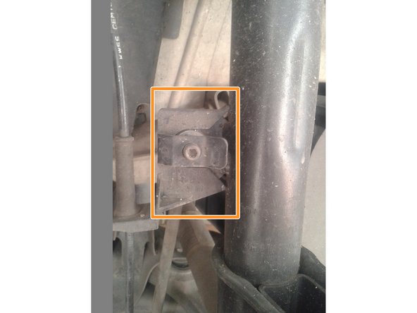 Attention au sens de la rotule, pour la fixation sur l'amortisseur, le boulon se situe vers l'extérieur du véhicule.