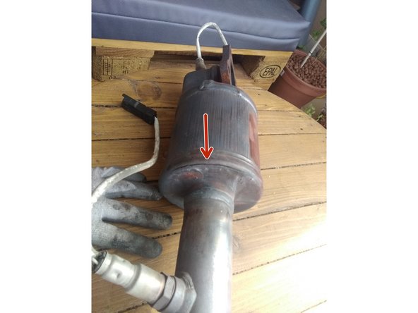 Sur le catalyseur retirer l'écran thermique en dépliant la partie cornée sur le côté à l'aide d'une pince.