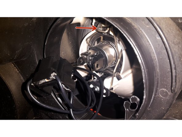 Déclipser l'ampoule avec une légère pression sur le haut du clip avec un mouvement latéral