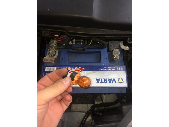 Remettre en place la nouvelle ampoule dans son logement et la faire tourner dans le sens horaire.