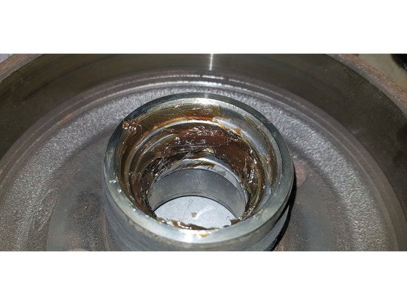 Enduisez de graisse la bague que vous venez de placer.