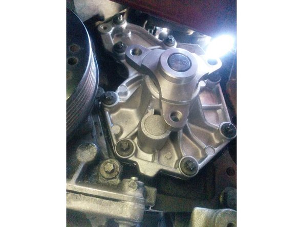 Après avoir comparer la nouvelle et l'ancienne pompe à eau remonter la nouvelle pompe en faisant attention de bien placer le joint.