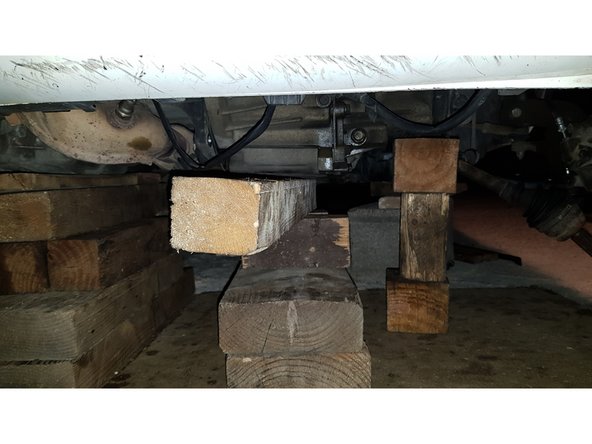 Le moteur et maintenant fixé par son support côté distribution et la boîte de vitesses est maintenue par son support fixé au châssis côté conducteur. Le groupe motopropulseur (moteur+boîte) appelé GMP est assemblé par des vis.