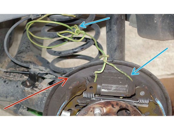 Afin de ne pas risquer de détériorer le tube hydraulique de frein ainsi que le câble de capteur ABS :