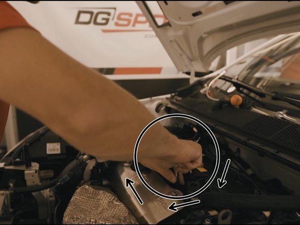 Reprendre la douille et serrer a la main dans le sens horaire