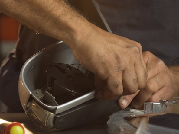 Tirer sur la coque du rétroviseur pour la déposer