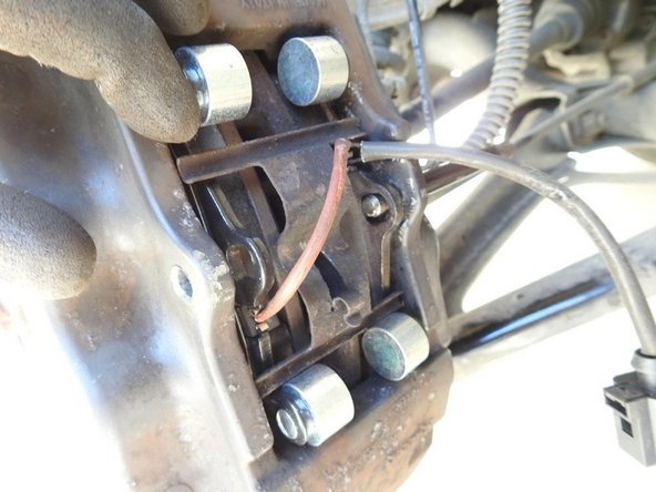 On peut maintenant mettre les plaquettes neuves en place, si ça coince il faut rentrer les pistons, attention à ne pas abimer les caoutchoucs autour de ceci.