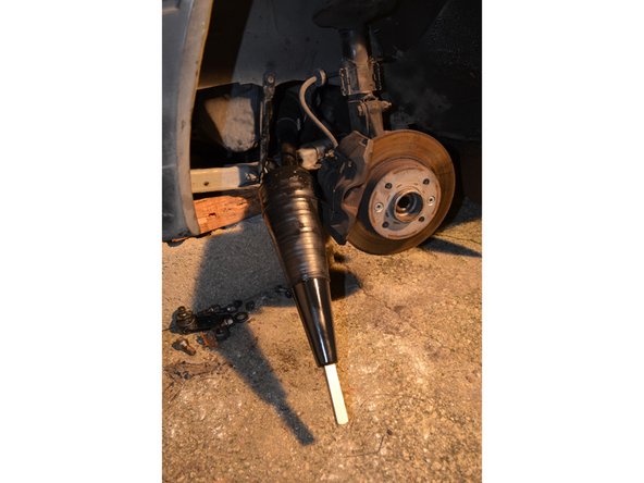 Placez le soufflet sur le cône puis poussez-le jusqu'à ce qu'il soit entièrement sur le cardan.