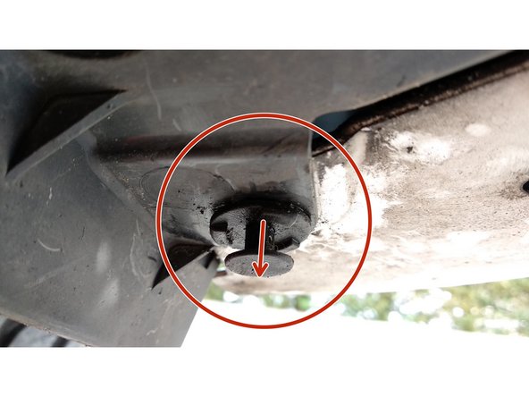 
Using a suitable tool or a flat screwdriver (fairly thin), remove the clips located under the bumper on the sides.
