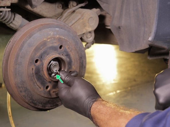 A l'aide d'un outil à frapper, freiner l'écrou en tapant dessus