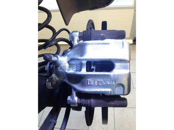 Viser les deux vis de 13