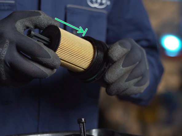 Placer le nouveau filtre à huile dans la cloche, enfoncez-le jusqu'à entendre le clips