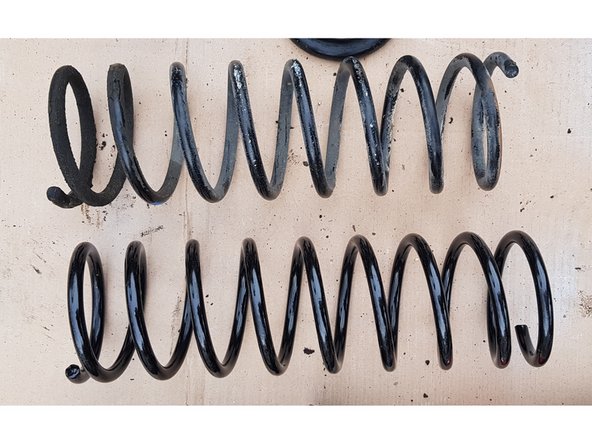 On peut voir que le ressort neuf a une demi-spire en plus. Je l'ai quand même monté.