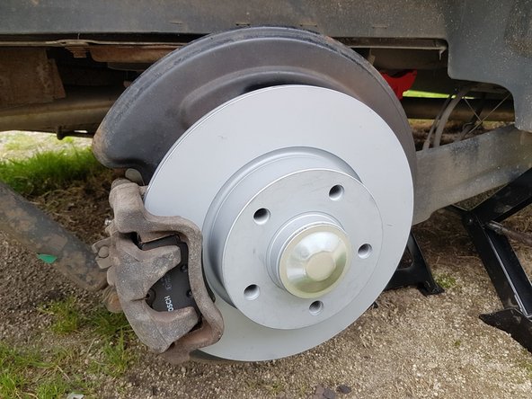 On remonte alors la roue en revissant les goujons de jante, et on descend la voiture des chandelles.