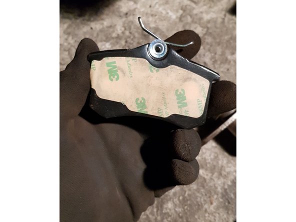 Les plaquettes ont une feuille en papier sur leur faces d'appui car il y a de la colle dessus qui va permettre à la plaquette de rester en position sur l'étrier et le piston.