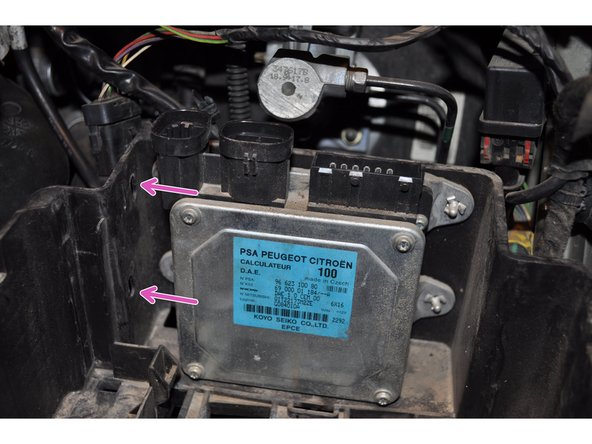 Dégrafer les câbles fixés sur le bac à batterie