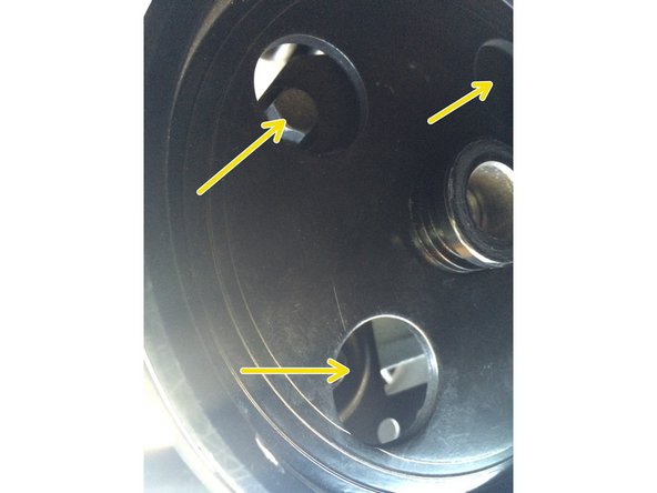Déposer les 3 vis à l'intérieur de la poulie