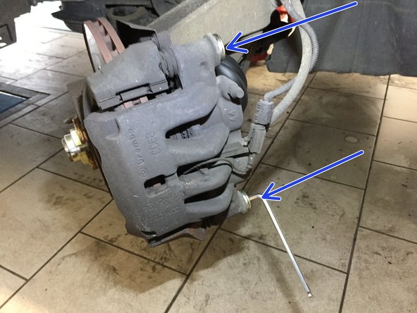 A l'aide de la clé BTR de 7, dévisser les vis de l’étrier