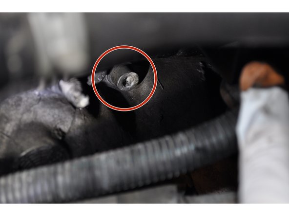 Il est à présent possible d’accéder à la vis supérieure du démarreur située sur le châssis de la boite de vitesse