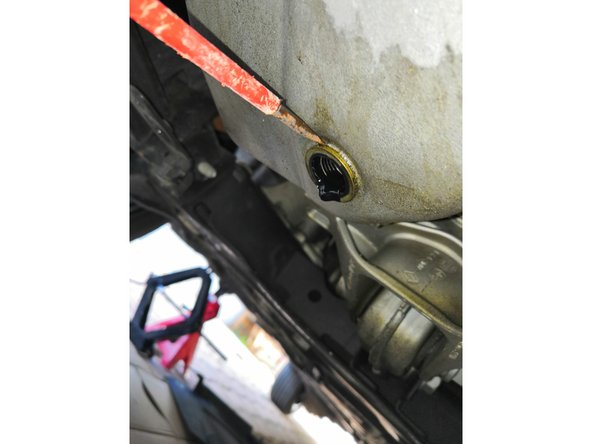 Utiliser un tournevis plat pour enlever l'ancien joint d'étanchéité qui est surement resté coller sur le moteur