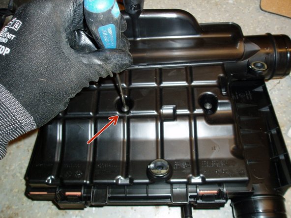 Retourner le boitier de filtre à air et dévisser les 2 vis du boitier