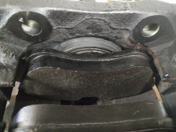 Replacer les plaquettes (en commençant par celle coté piston) et bien les pousser au fond du logement