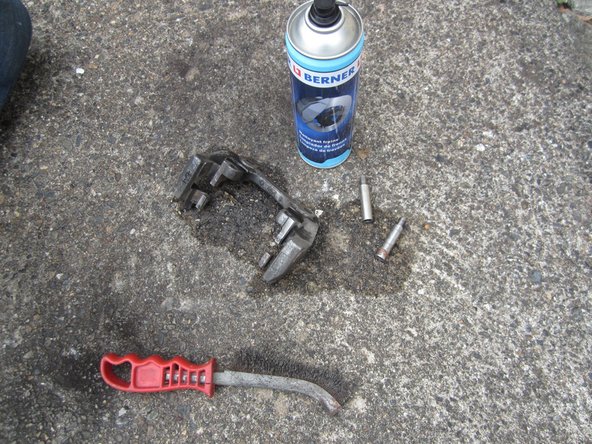 Nettoyer l'étrier, son support et les 2 coulisseaux avec du Nettoyant Frein et une brosse métallique (Pulvériser sur les parties à nettoyer et brosser)