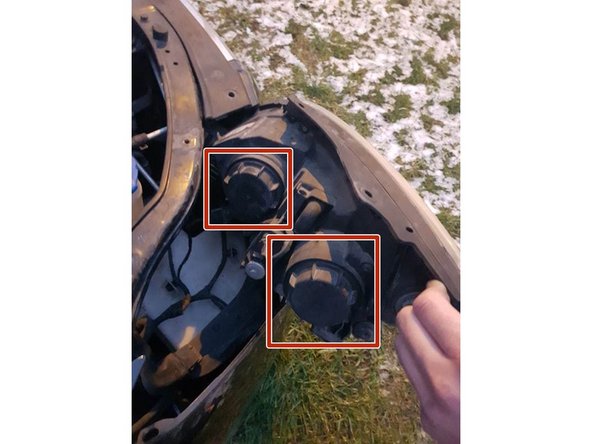 Remettez les caches en plastique qui permettent d'étanché l'optique, en les visant simplement dans leurs support.